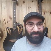 Imparto clases de guitarra, bajo, armonía, improvisación, composición y producción musical.